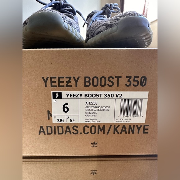 YEEZY BOOST 350 V2 SIZE 6 - Picture 7 of 9